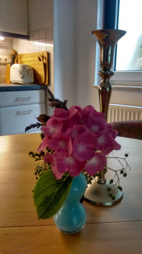 Blumen auf dem Tisch